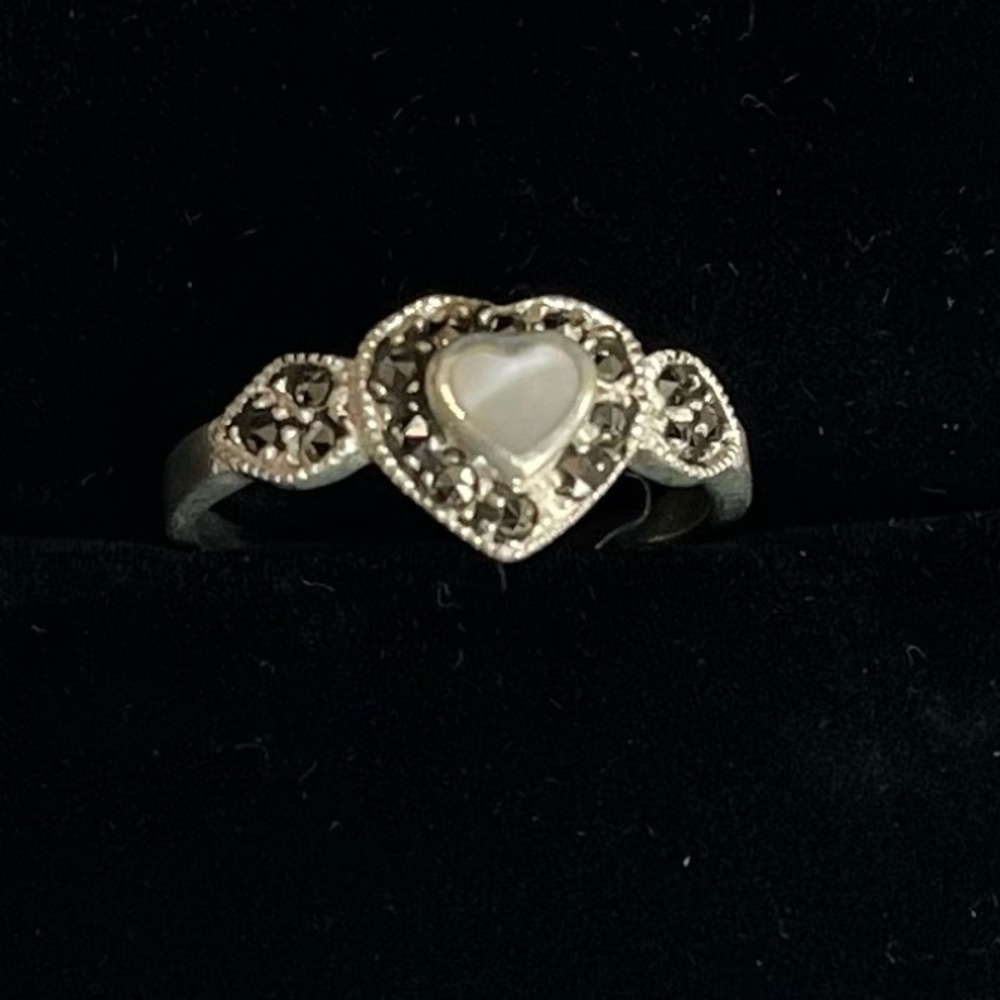 Vintage Sterling Silver Mother of Pearl Marcasite Heart Ring size 6.75 - Picture 5 of 5